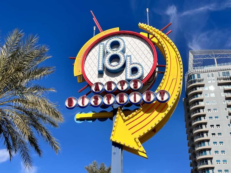 Downtown Las Vegas walking tour in French - Street Art Tour to the El Cortez Hotel