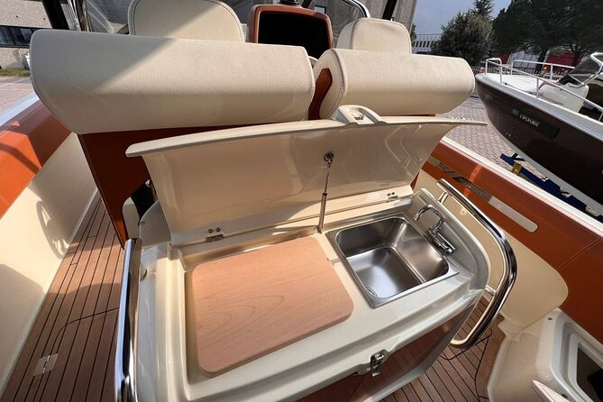 Dreamer tour(1 H) boat Invictus - Exploring the Artaria and Poldi Pezzoli Residences