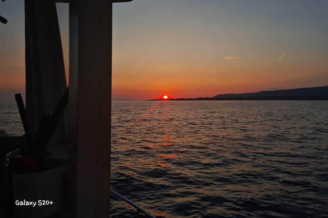 Dreamy Cruise sunset tour with dinner and unlimited wine! - Food, Drinks, and Onboard Bar Facilities
