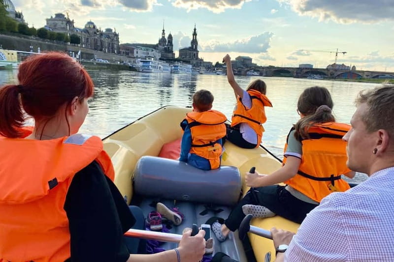 Dresden: Im Schlauchboot von "Blaues Wunder" bis DD-Altstadt - Paddling Safety and Equipment Provided