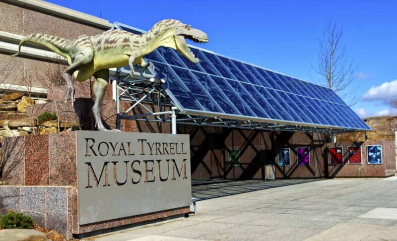 Drumheller Tour: Museum, Hoodoos,Horseshoe Canyon & Lot More - Exploring Horseshoe Canyon’s Colorful Rock Formations