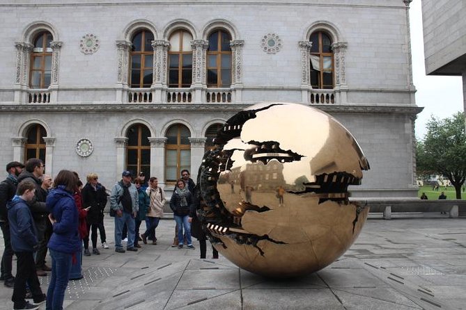 Dublin Book of Kells, Castle and Molly Malone Statue Guided Tour - The Guide’s Role and Personalities