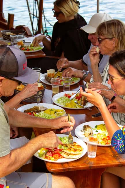 Dubrovnik: 6 hours Blue cave & Elaphiti with optional lunch - Onboard Amenities and Refreshments