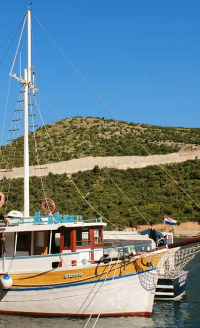 Dubrovnik: Full-Day Blue Cave & Elaphiti Islands Boat Tour - Ipan: Discovering the Cultural Charm of Suura and Sandy Beaches