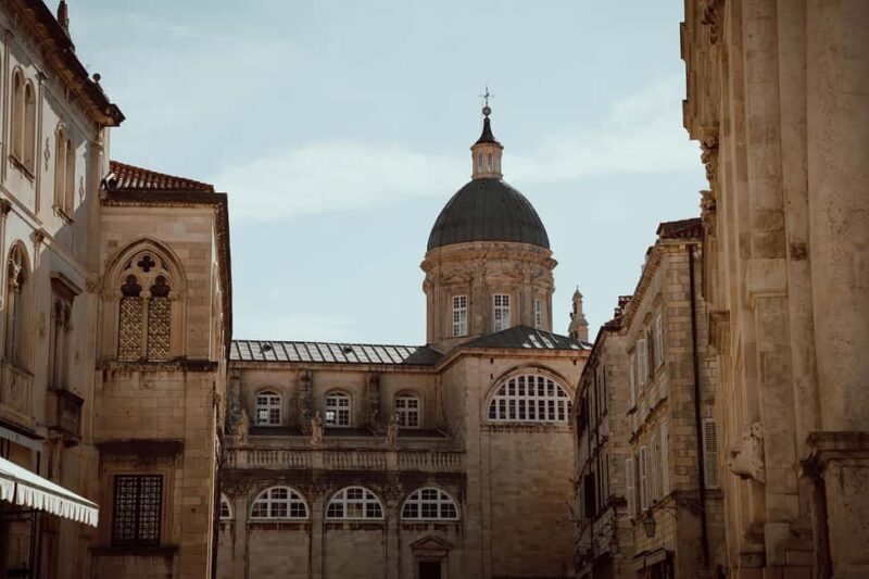 Dubrovnik: Old Town & City Walls Tour with Optional DU Pass - Group Size and Tour Language