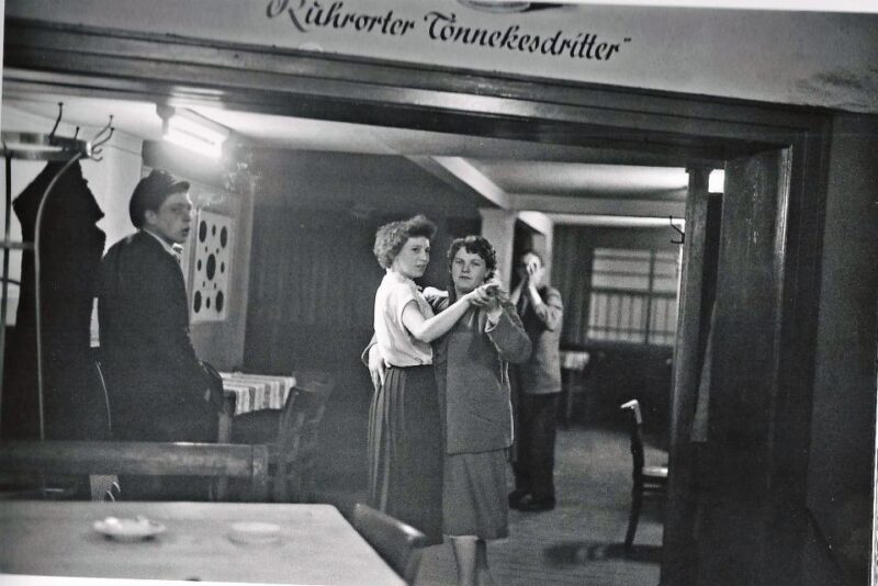 Duisburg-Ruhrot: Historic Harbor Pub Tour - The Charm of Zum Itze, Taverne, and Zum Hübi