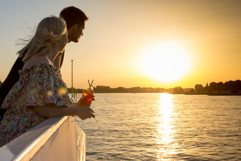 Düsseldorf: 2-Hour Evening Rhine River Cruise with Live DJ - The Atmosphere Created by a Live DJ and Night Lights