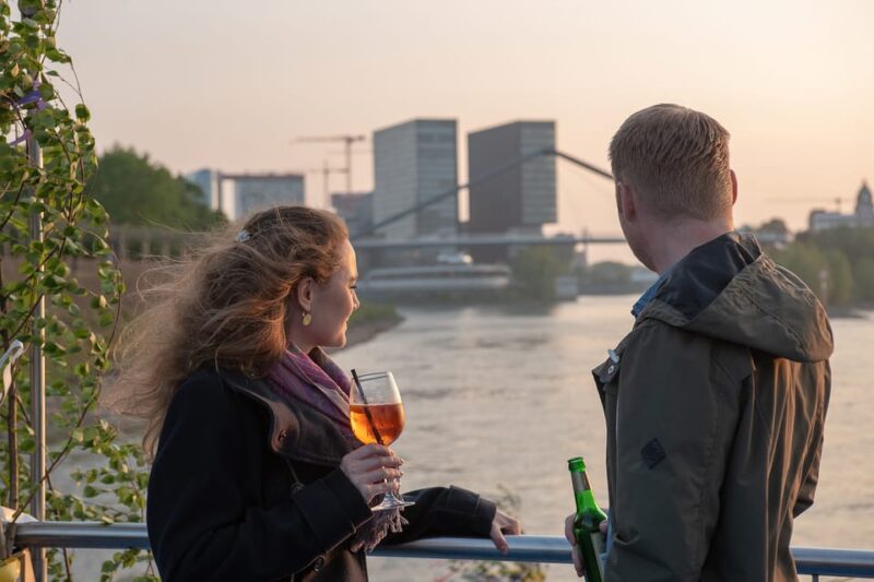Düsseldorf: 2-Hour Evening Rhine River Cruise with Live DJ - The Experience of a Relaxed Evening on the Rhine