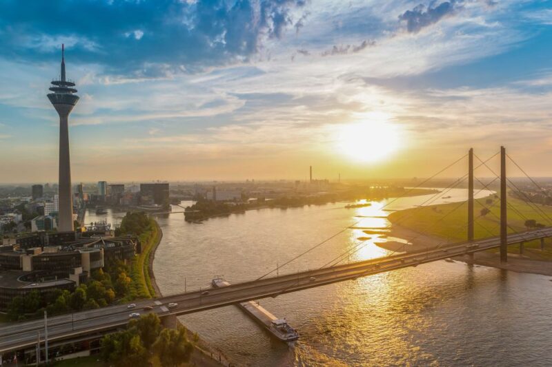 Düsseldorf: Classic City Segway Tour - A Glimpse of Düsseldorf’s Modern Skyline at Medienhafen