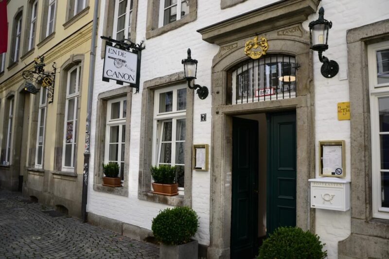Düsseldorf walk: The Old Town and a charming market square - Visiting St. Lambertus Church and Burgplatz