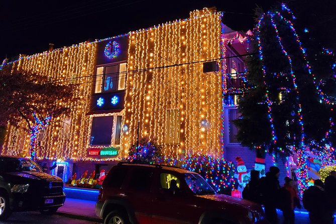 Dyker Heights Christmas Lights Guided Tour - Tour Pacing and Crowd Management