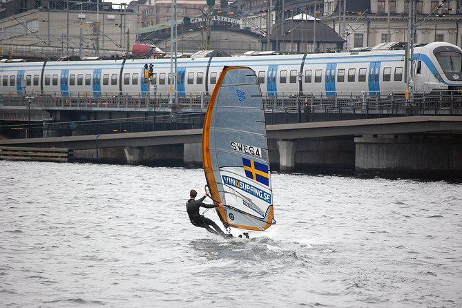 Dynamic Windsurfing Beginner class Day1 - The Small Group Advantage in Stockholm