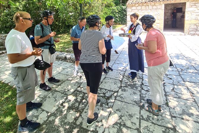 E-Bike Tour + Gourmet Lunch + Wine Tasting (Small Group) - Gourmet Lunch and Wine Tasting