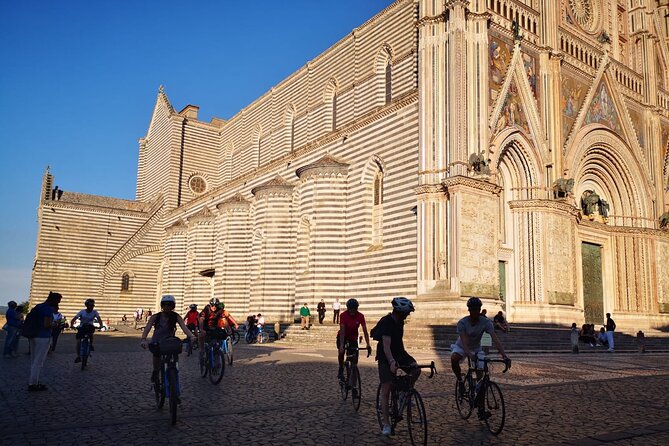 E-bike tour in Orvieto in small group: history, culture with lunch or dinner - Start at the Historic Piazza del Duomo