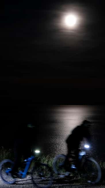 E-biking with the full moon reflected on the sea at Costa dei Gabbiani - Key Points