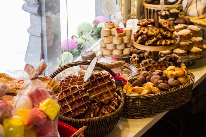 e-Scavenger hunt Liège: Explore the city at your own pace - Exploring Top Landmarks: Liège Cathedral and City Hall