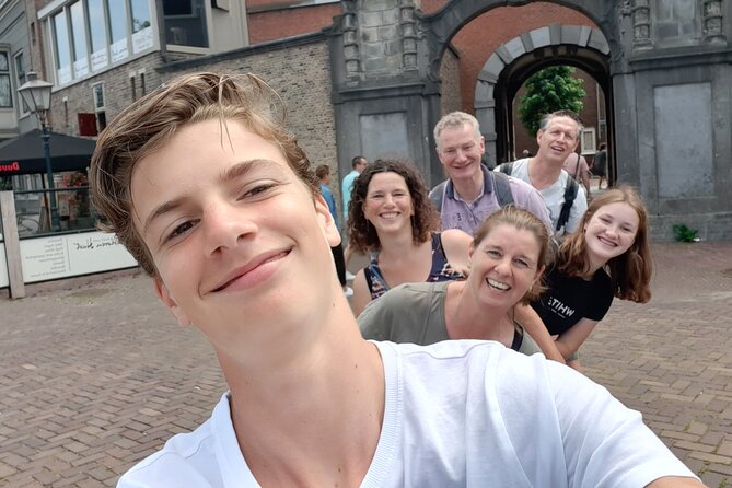 e-Scavenger hunt Montpellier: Explore the city at your own pace - Scenic Views from Porte du Peyrou and Promenade du Peyrou