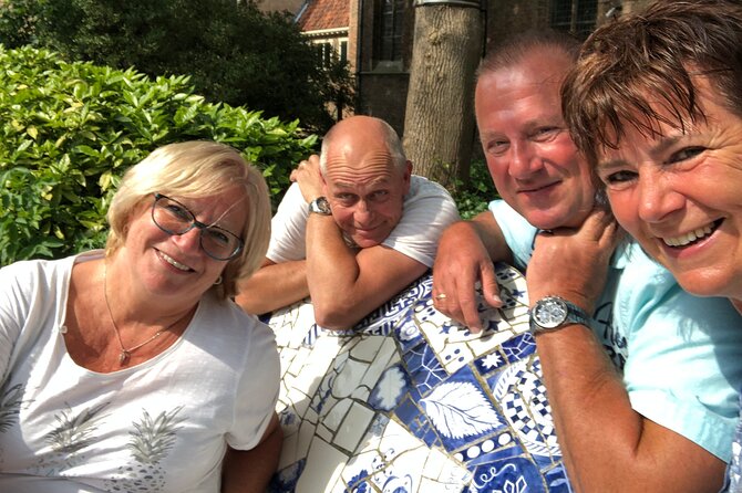 e-Scavenger hunt Volendam: Explore the city at your own pace - Discovering Iconic Locations in Volendam