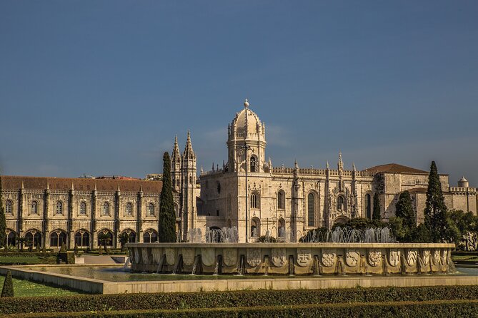 East to West Tour in a Tukxi - Visiting Lisbon’s Historic Cathedral and Key Viewpoints