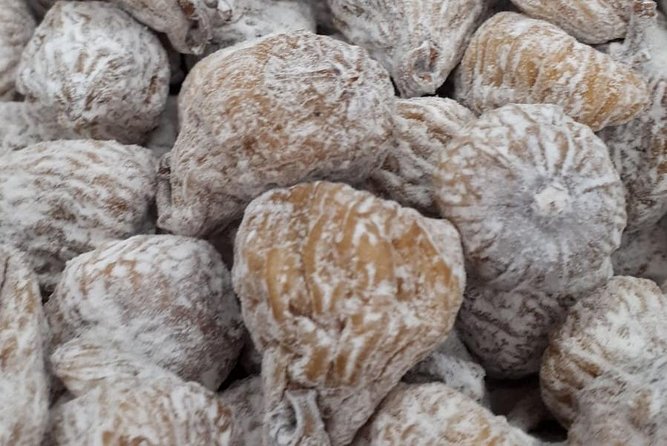 Eat & Tell Porto's Tale: The historical tour that goes through your stomach! - Admiring the Torre dos Clerigos from the Outside