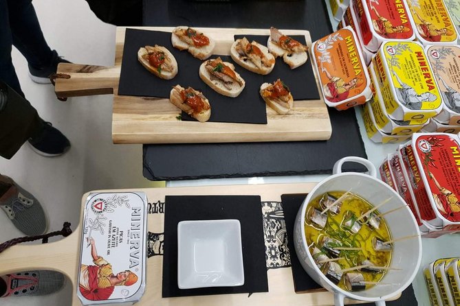 Eat & Tell Porto's Tale: The historical tour that goes through your stomach! - Discovering the Charm of Sao Bento Railway Station