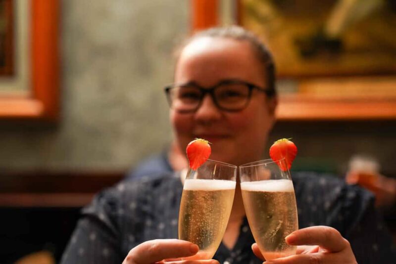 Eating Edinburgh: Old Town Food & Drinks Tour - The Atmosphere and Pacing of the Tour