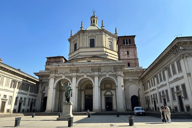Eating Milan Street Food Tour with Guided Tasting and Sightseeing - Admiring the Duomo’s Facade in Piazza del Duomo
