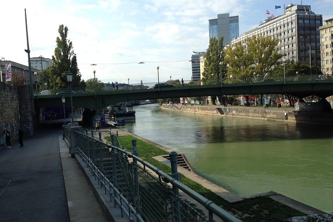 eBike for explorer Vienna 60min with Guide - ride the bike for the whole day - Guided Tour of Vienna’s Ringstraße and Major Landmarks