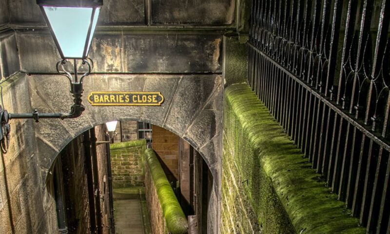 Edinburgh: 2-Hour Ghost Tour in Italian - Starting Point at the Royal Mile in Edinburgh