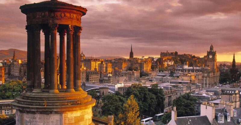 Edinburgh: 3-Hour Historical Walking Tour in Italian - Exploring Edinburgh Old Town on Foot