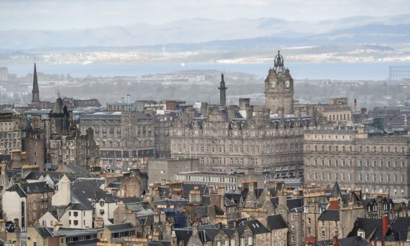 Edinburgh: 3-Hour Historical Walking Tour in Italian - Lunch Break at Grassmarket Square