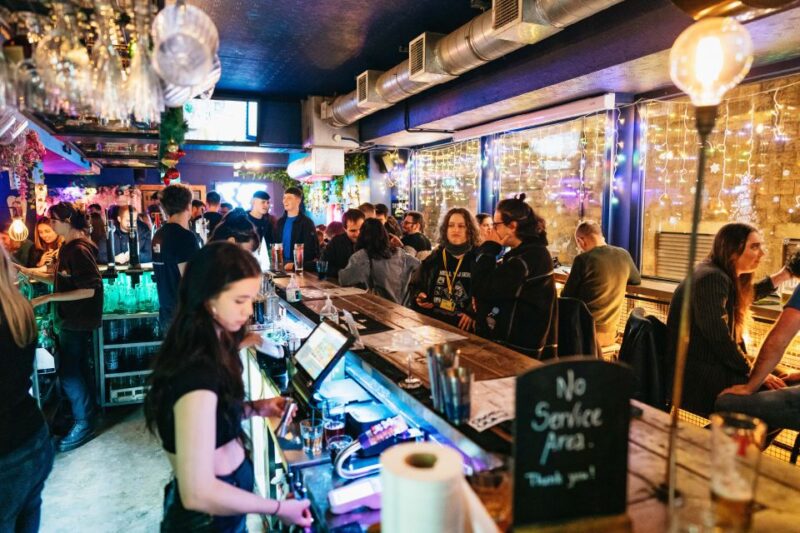 Edinburgh: 7 Bar Pub Crawl with 7 Shots & Discounts - Nightlife Variety and Venue Selection