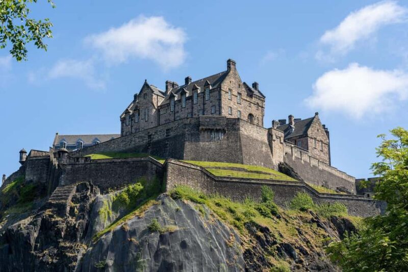 Edinburgh Castle: Express Guided Tour with Entry Ticket - Discover Edinburgh Castle: An Hour of Highlights with a Guided Tour