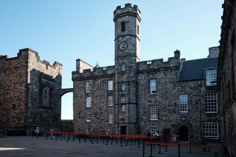 Edinburgh: Castle Guided Tour & Holyrood Palace Ticket - The Rich History of the Great Hall and Castle Sieges