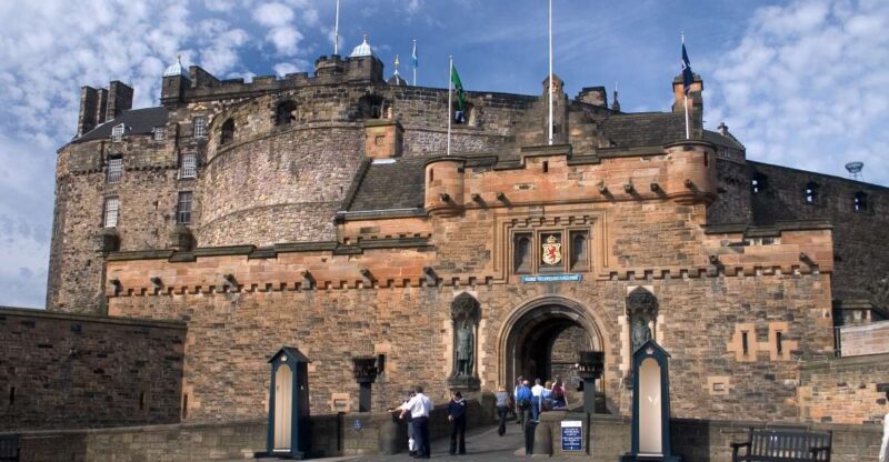 Edinburgh Castle: Guided Walking Tour with Entry Ticket - The Castle’s Key Highlights: Great Hall and Views from Castle Rock