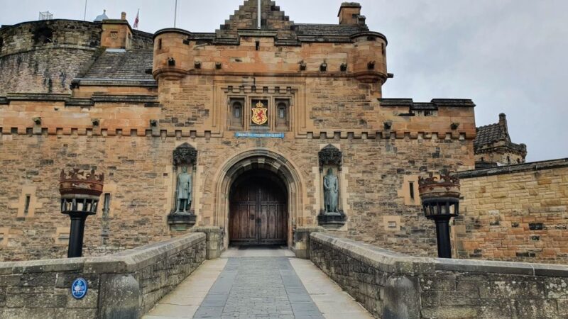Edinburgh Castle: Highlights Tour with Tickets, Map & Guide - Meeting Point and Tour Logistics at Edinburgh Castle