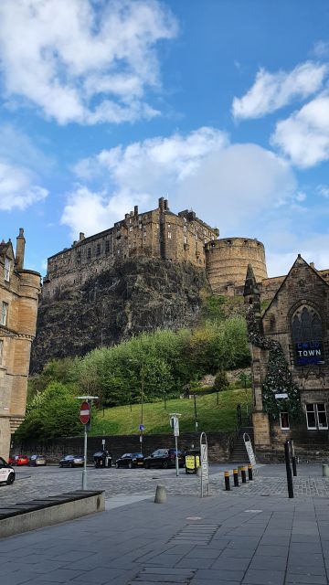Edinburgh Castle: Highlights Tour with Tickets, Map & Guide - The Renowned Guides and Their Storytelling Style