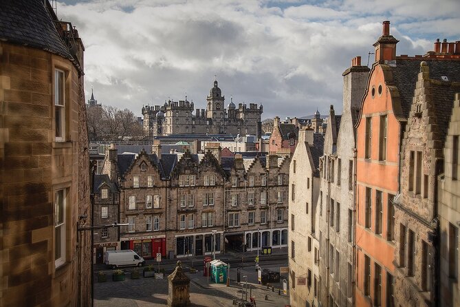 Edinburgh Castle & Royal Mile Walking Tour - Ticket Included - Discovering the Mercat Cross and Historic Narrow Lanes