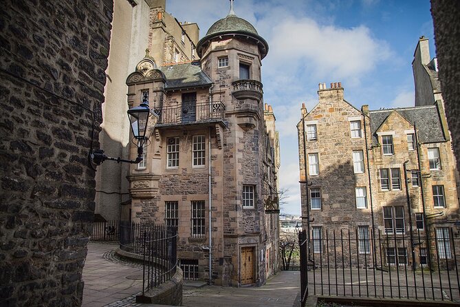 Edinburgh Castle & Royal Mile Walking Tour - Ticket Included - Approaching Edinburgh Castle from the Grassmarket