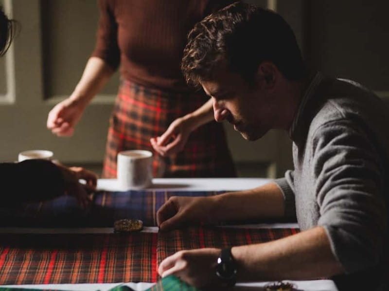Edinburgh: Discover the secrets of kilt and tartan with a kiltmaker - Souvenir Tartan Gift and Final Keepsake