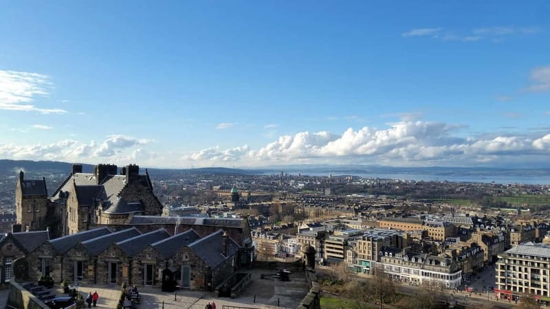 Edinburgh: Edinburgh Castle Guided History Tour with Tickets - Meeting Point and Logistics