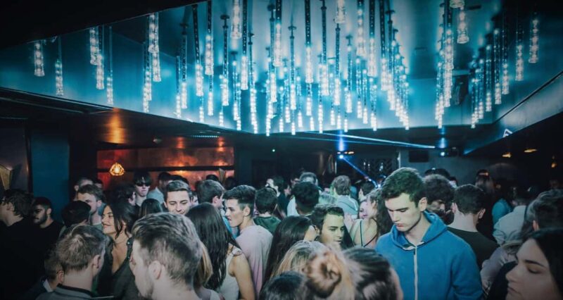 Edinburgh: Electric Mile Pub Crawl with Free Shots - A High-Energy Pub Crawl Through Edinburgh’s Electric Mile