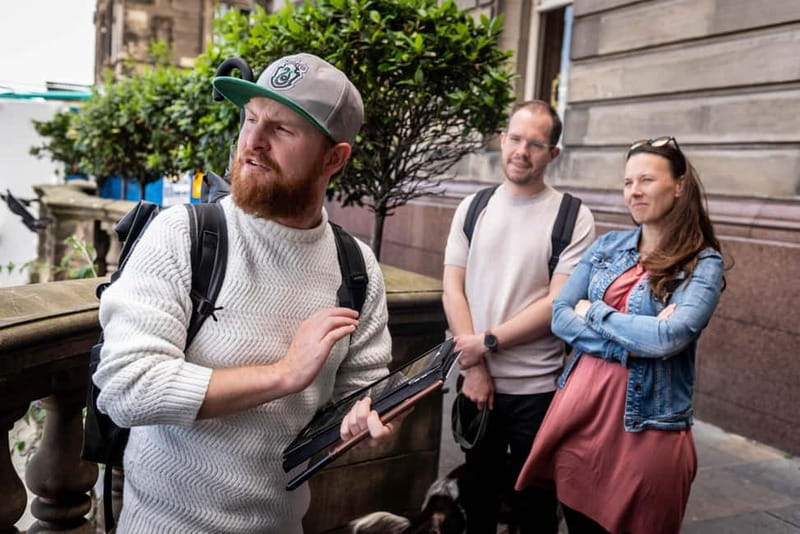 Edinburgh: Full City Tour & Johnnie Walker Whisky Experience - Discovering Edinburgh Castle from the Outside