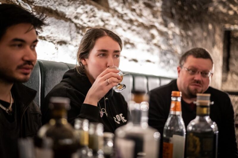 Edinburgh: Gin Tasting at Underground Venue - The Expertise of the Guides and Their Style