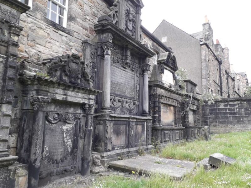 Edinburgh: Greyfriars Kirkyard Tour - Notable Graves and Stories