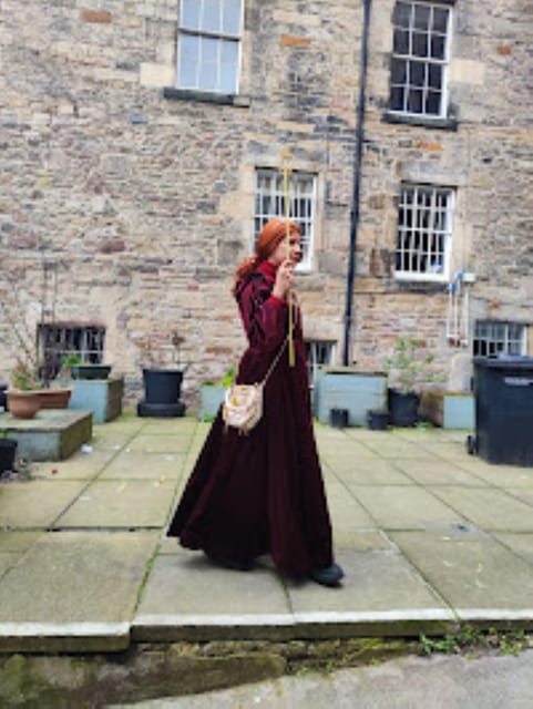 Edinburgh: Guided Ghost Walking Tour in Spanish - Exploring Greyfriars Graveyard’s Paranormal Reputation