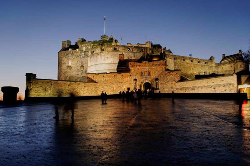 Edinburgh: Guided Ghost Walking Tour in Spanish - Value for Money and Booking Flexibility