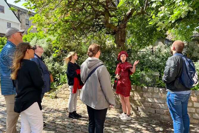 Edinburgh Historical Gems Tour & A Taste of Scottish Fudge - Visiting the Palace of Holyroodhouse