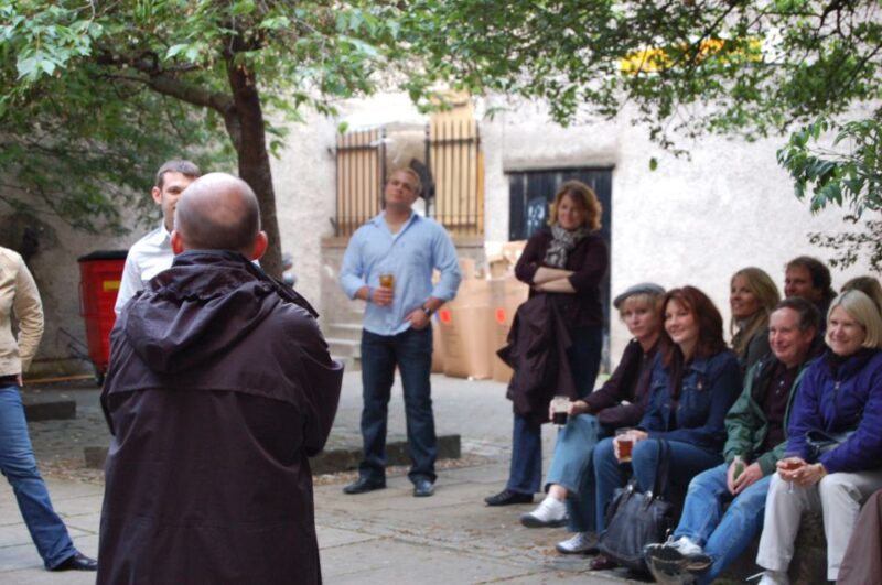 Edinburgh Literary Pub Tour with "Real-Actors" - Exploring Edinburgh’s Wyeds, Courtyards, and Pubs