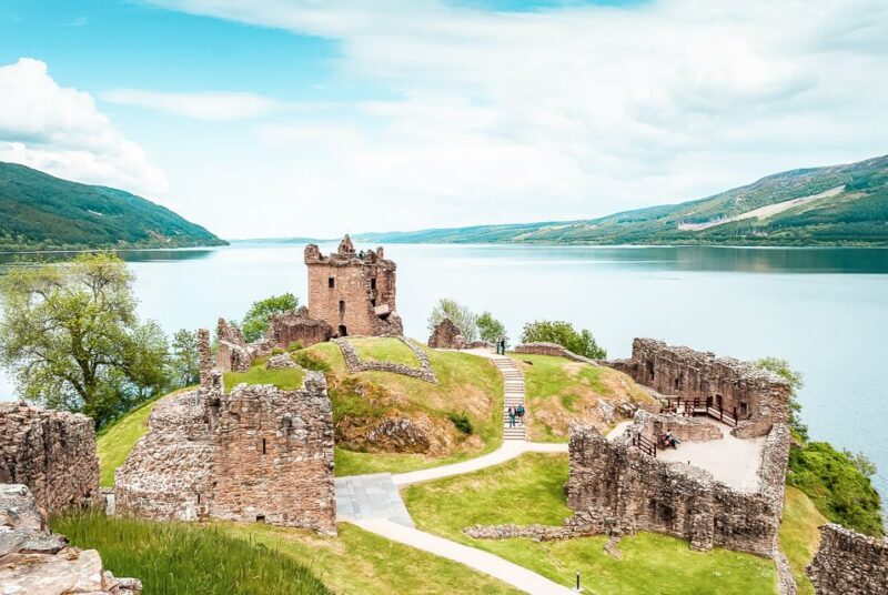 Edinburgh: Loch Ness, Glencoe & the Scottish Highlands Tour - The Guides and Customer Experience